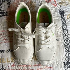 White cariuma sneakers. Size US 8